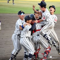 武道大－千経大　春季リーグ優勝を決め、喜ぶ武道大の選手たち＝長生の森