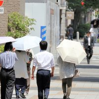 街中では日傘を差して歩く人々が目立った＝１８日午後、千葉市中央区
