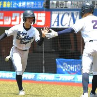 ５回裏東京学館浦安２死満塁、志村が押し出し四球を選び、三走北原（左）が生還して関川と喜びのタッチをする

