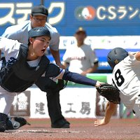 ８回表浦和学院２死二塁、城間の右前打で二走蜂巣（右）が１０点目のホームイン。捕手関川
