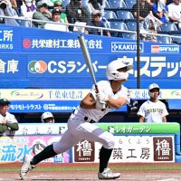 山梨学院―専大松戸　６回裏専大松戸１死一、二塁、宮尾が右越えに３ランを放つ＝ＺＯＺＯマリン