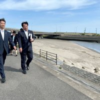 土砂が堆積している真亀川を視察する熊谷知事（左）＝１９日午後、九十九里町
