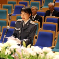 殉職した県警職員と、市民のために命を落とした民間人に向けた追悼の言葉を述べる青山本部長＝２１日、千葉市中央区