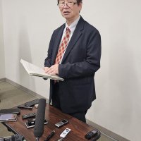有識者会議後に報道陣の取材に応じる鈴木庸夫座長＝２２日午後、県庁
