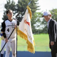 決勝でＪＦＥ東日本を下し、優勝旗を受け取る日本製鉄かずさマジックの大内主将（左）＝３１日、千葉市の県総合スポーツセンター野球場