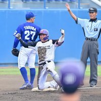 日本製鉄かずさマジック－ＪＦＥ東日本　１回表、走者一掃打を放ったかずさマジック・上村（中央）＝県総合ＳＣ
