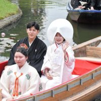 来園者から祝福の声をかけられた新郎新婦＝３１日、香取市の水郷佐原あやめパーク