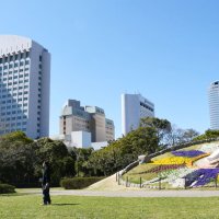 海浜幕張駅近くの県立幕張海浜公園。高層ビルやホテルが周囲に立ち並ぶ＝千葉市美浜区ひび野