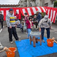 多くの参加者でにぎわった餅つき大会（第４みつわ台ハイツ自治会提供）

