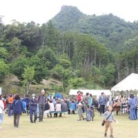 開園記念フェス山麓に３０００人　南房総　へぐり伊予ケ岳公園　学校跡、再び活気　５６店、特別ライブも