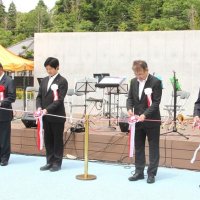 式典でテープカットする渡辺市長（左から３人目）、川名さん（同５人目）ら
