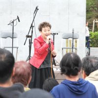 ステージイベントのライブに特別ゲストとして出演し、歌を響かせる加藤登紀子さん

