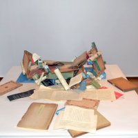 積み上げた古書に光を当てると…