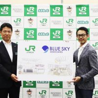 那古船形駅の活用について発表するＪＲ千葉支社の三島支社長（左）とブルー・スカイ・アソシエイツの金子代表＝２６日、千葉市中央区
