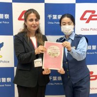 作成したルールブックをＰＲする市と署の通訳担当者＝四街道署
