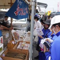 朝市会場で出店者にインタビューするジャージ姿の中学生（右）＝いすみ市
