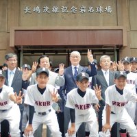 ２０１３年７月に長嶋茂雄記念岩名球場で佐倉高野球部員らと写真に納まる長嶋茂雄さん（後列中央）＝佐倉市
