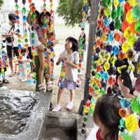 高須神社の手水舎に飾り付けられた「彩水のれん」＝５月３１日、袖ケ浦市