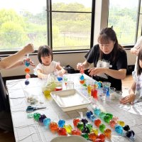 「彩水のれん」作り楽しむ親子