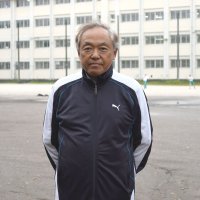 追悼親善試合に向けて「元気よく、思い切りのよいプレーをしてほしい」と選手に期待する佐倉高野球部の奥村監督＝５月、佐倉市の同校