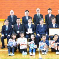 船橋小へ教育用品贈る　法人会、大同生命保険