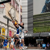 新宿歌舞伎町の特設コートで試合に臨んだ選手ら（ＣＨＩＢＡ　ＳＫＹＷＩＮＧＳ提供）
