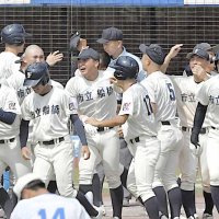 第１０７回千葉大会で優勝し、３年ぶり７度目の甲子園出場を決めた市船橋。決勝は延長１０回、八千代松陰に８―７で逆転サヨナラ勝ちした＝昨年７月、千葉市のＺＯＺＯマリンスタジアム