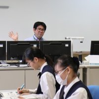 ドローン活用事例学ぶ　一宮商業高　双葉電子社員が指導