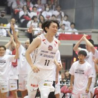 引退試合の第１クオ―ターでシュートを決め、笑顔を見せる西村文男選手（中央）。千葉ジェッツで１２シーズンプレーし、今季限りで現役を引く＝３日、船橋市の船橋アリーナ