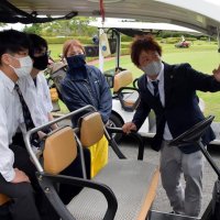 ゴルフ場の仕事 魅力知って　「日本一」市原市　高校生職場見学ツアー　プレーも挑戦、非日常体験