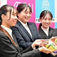 「朝食欠食・孤食・野菜摂取量不足」の解決を目指した「おむすびセット」をアピールする大学生たち＝４日、千葉市役所