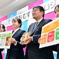 「朝食欠食・孤食・野菜摂取量不足」の解決を目指した「おむすびセット」をアピールする大学生たち＝４日、千葉市役所