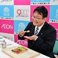 試食した神谷市長。「食材の特徴が際立っている」と満足げだった＝４日、千葉市役所