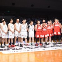 引退試合の開始前、集合写真に納まる参加者ら