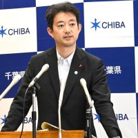 定例記者会見で質問に答える熊谷知事＝４日午前、千葉県庁