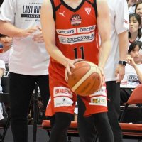 引退試合の最後のプレーで、シュートを狙う西村（中央）