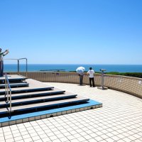 ぐるり３６０度見渡せる地球の丸く見える丘展望館屋上＝銚子市天王台