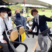 ゴルフ場の仕事魅力知って　「日本一」市原市　高校生職場見学ツアー　プレーも挑戦、非日常体験