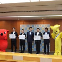 「ちば環境再生基金」への多額の寄付を行い、知事から感謝状が贈られた企業の代表者ら＝５日、千葉県庁