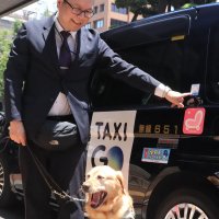 盲導犬同乗に理解促進　千葉県内タクシーに「ほじょ犬マーク」　普及させる会が贈呈