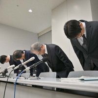 謝罪する循環器病センターの中村病院長（左から２人目）ら＝５日午後、県庁