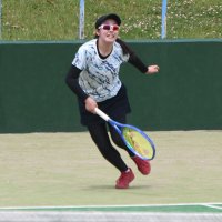 女子団体決勝　相手コートに球を返す東京学館船橋・安川＝県総合ＳＣ