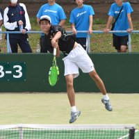 男子団体決勝　サーブを放つ東京学館浦安・佐藤＝県総合ＳＣ