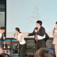 地元トークが繰り広げられる中、愛知県出身をいじられる神谷市長（左）ら＝６日、千葉市中央区