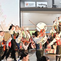 記念まつりは幕総オケ部のオープニングステージで始まった＝６日、千葉市中央区