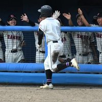 ８回裏佐倉１死一、二塁、捕逸と捕手悪送球で二走菅野が生還し、チーム１点目を挙げて喜ぶ佐倉ベンチ＝長嶋茂雄記念岩名
