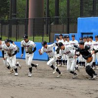 長嶋茂雄さんの一周忌追悼試合に臨む佐倉高ナイン＝長嶋茂雄記念岩名
