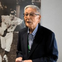 長嶋さんとの思い出を語る福島郁夫さん＝長嶋茂雄記念岩名
