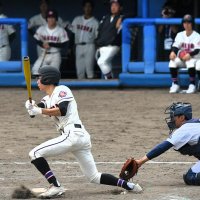 長嶋茂雄氏の一周忌に合わせて行われた佐倉高と熊谷高の追悼試合。両校の現役選手が真剣勝負を繰り広げた
