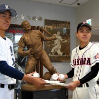 長嶋さんへ届け全力プレー　一周忌母校佐倉高が追悼試合　「３」で集合写真